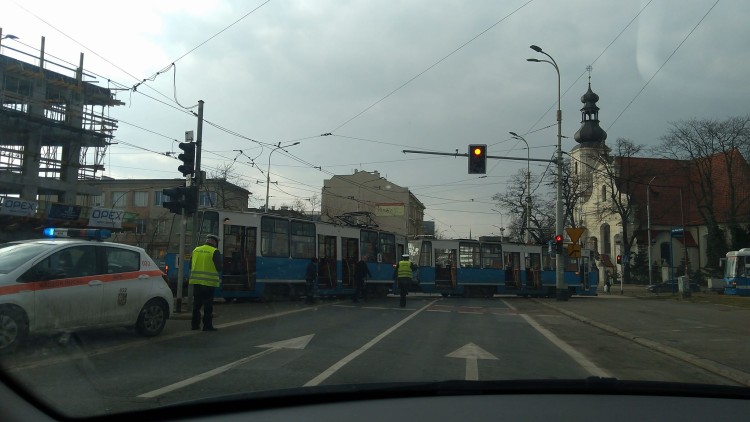 Dziś już dwa wykolejenia tramwajów i uszkodzona sieć trakcyjna [ZDJĘCIA], Czytelnik