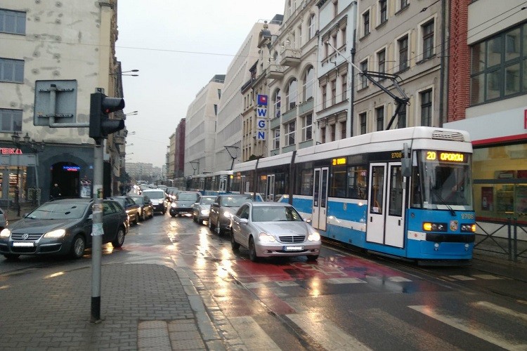 Awaria tramwaju przy Rynku. Objazdy dla siedmiu linii, bas