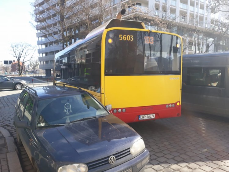 Zaparkowane samochody zablokowały przejazd autobusom [ZDJĘCIA], mh