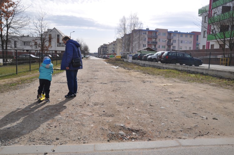 Deweloper wreszcie wyleje asfalt na polną drogę na Stabłowicach [ZDJĘCIA], mgo