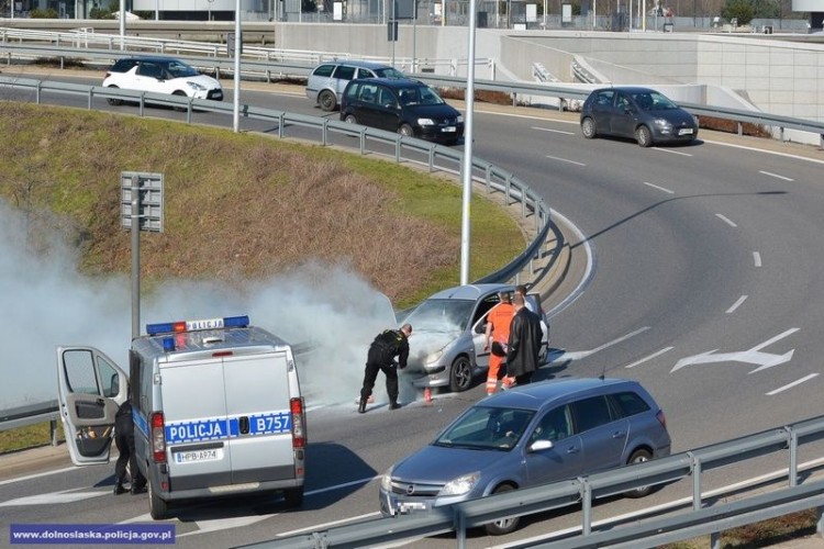 Samochód stanął w płomieniach niedaleko Stadionu Wrocław [ZDJĘCIA], Dolnośląska policja