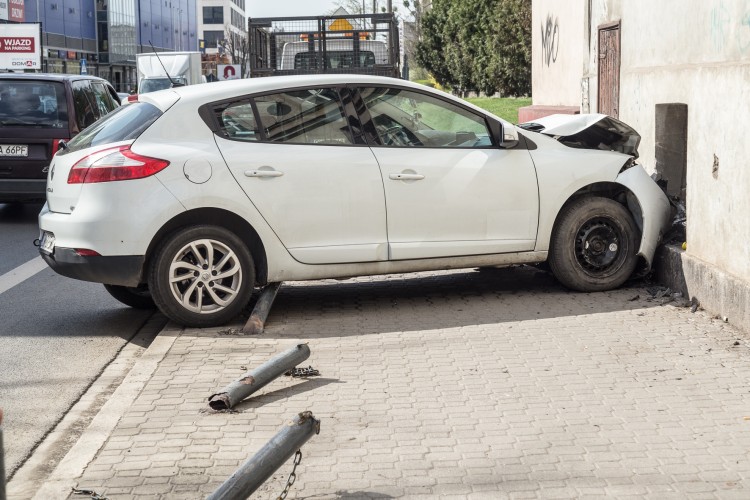 Na Braniborskiej kierowca stracił panowanie nad autem i wjechał w budynek [ZDJĘCIA], Magda Pasiewicz