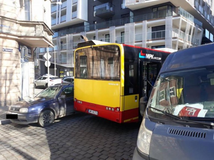Wrocław: miasto rozszerza zakaz parkowania, bo kierowcy notorycznie blokowali przejazd, mh
