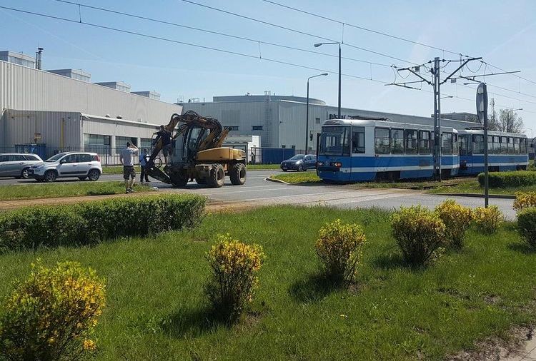 Kolizja z udziałem koparki i tramwaju na Żmigrodzkiej, Czytelnik
