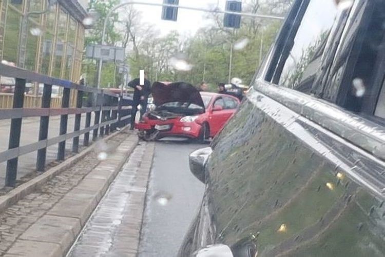 Poniedziałkowy poranek: wykolejenie tramwaju, potrącona kobieta i samochód, który uderzył w barierki, Michał Kośnik
