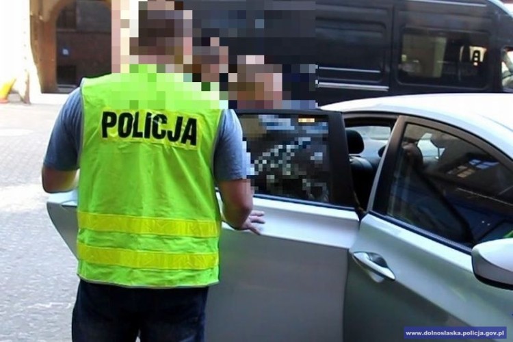 Wrocław: dwaj młodzi mężczyźni pobili i okradli taksówkarza, Dolnośląska Policja