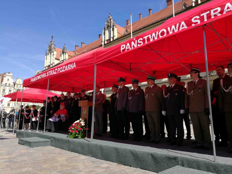 Wrocławski policjant uratował mężczyznę z pożaru. Teraz wyróżnili go strażacy, mat. KMP Wrocław