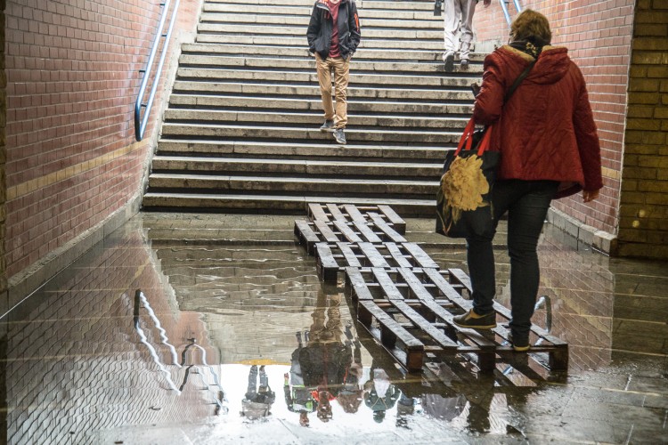 Deszcz zalał przejście pod pl. Jana Pawła II. Piesi chodzą tam po „molo” [ZDJĘCIA], Magda Pasiewicz