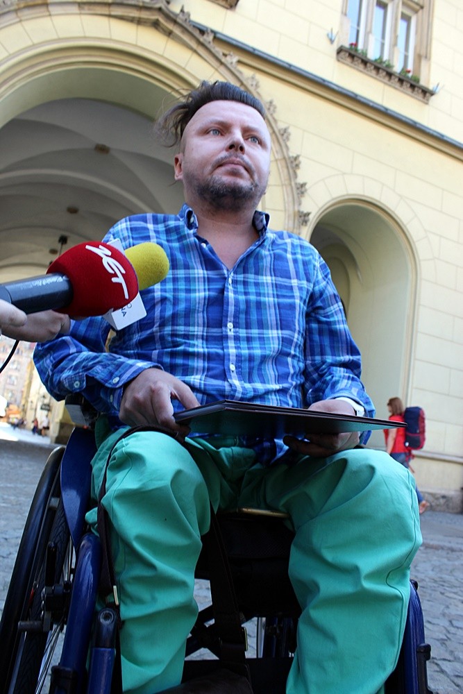 Dutkiewicz popiera protest osób niepełnosprawnych. Chce utworzyć „okrągły stół”, Bartosz Senderek