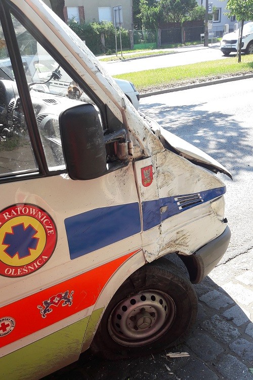 Policja poszukuje sprawców sobotniej kolizji karetki [ZDJĘCIA], Służby Ratownicze Oleśnica