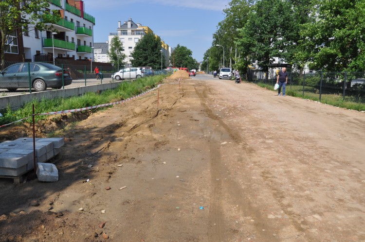 Mieszkańcy korzystają z rozkopanej polnej drogi, bo miasto poszło na rękę deweloperowi, Marta Gołębiowska
