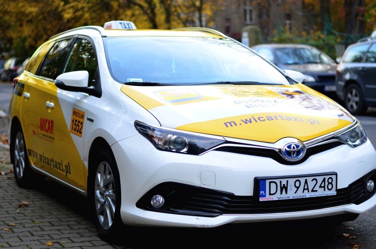Wrocławski Taksówkarz: lubię swoją pracę, choć żałuję, że dzisiejsi klienci zamykają się w świecie smartfona, 0