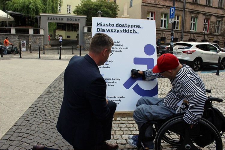 Niepełnosprawny aktywista chce Wrocławia dla wszystkich. „Zaułek Solny jest symbolem indolecji miasta”, 0