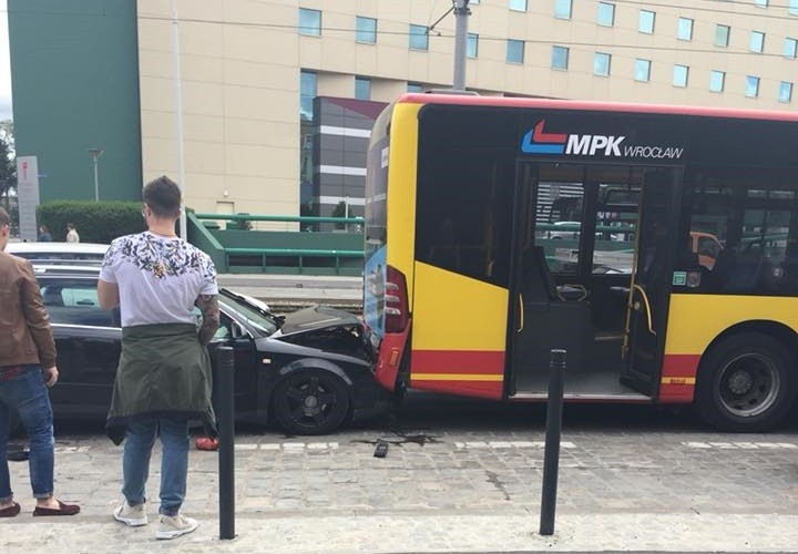 Seria wypadków we Wrocławiu. Karetka zderzyła się z tramwajem, samochód wjechał w autobus, Dawid Lizun