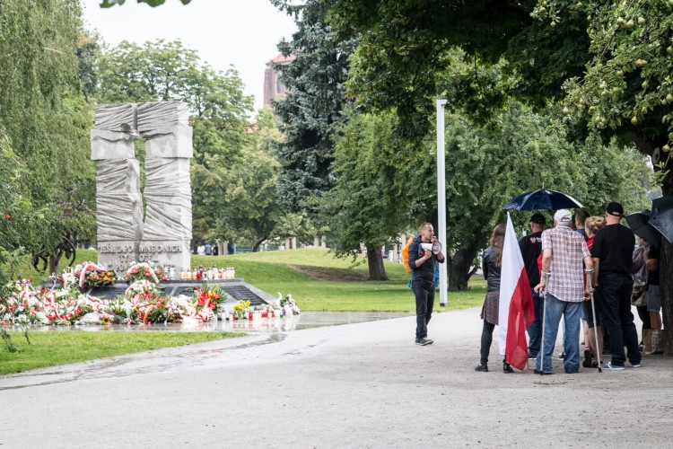 Przedstawiciele środowisk nacjonalistycznych uczcili pamięć ofiar rzezi wołyńskiej, Magda Pasiewicz