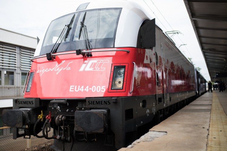 Biało-czerwone lokomotywy na stulecie odzyskania niepodległości. Obsłużą połączenie z Wrocławia do Przemyśla, materiały prasowe