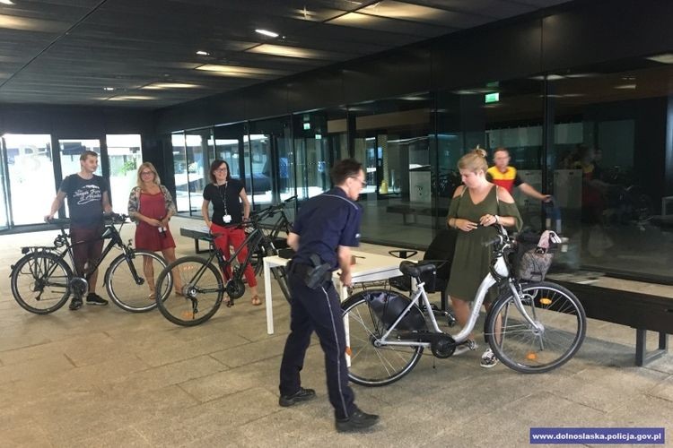 Wrocław: przeprowadzono kolejną wakacyjną akcję znakowania rowerów, Dolnośląska policja