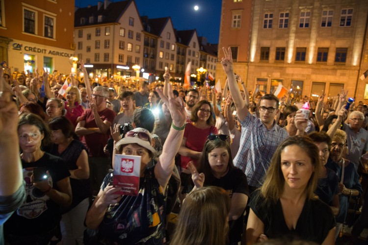 Łańcuch Światła. Wrocławianie znów protestowali w obronie Sądu Najwyższego [ZDJĘCIA], Magda Pasiewicz