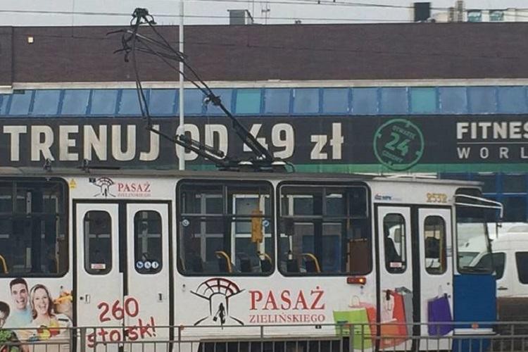 Złamany pantograf w tramwaju na ulicy Powstańców Śląskich, archiwum