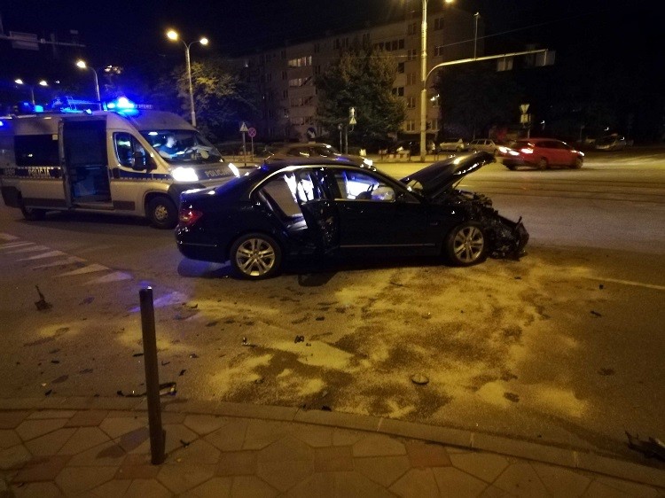 Groźne zderzenie na Grabiszyńskiej, renault wylądował na latarni [ZDJĘCIA], prochu