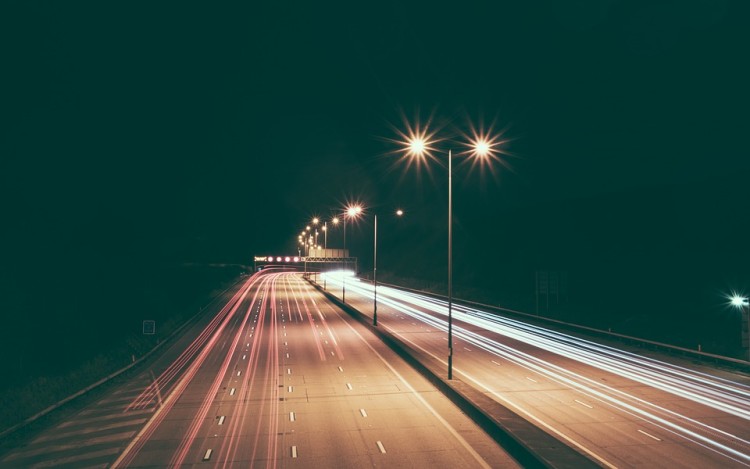 Nocne dachowanie na autostradzie A4. Jedna osoba ranna, pixabay.com