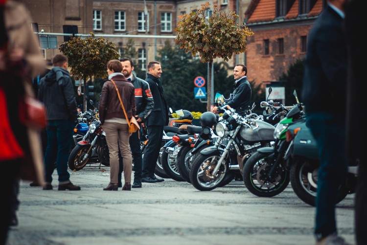 Przez Wrocław przejedzie rajd motocyklistów w garniturach, mat. prasowe