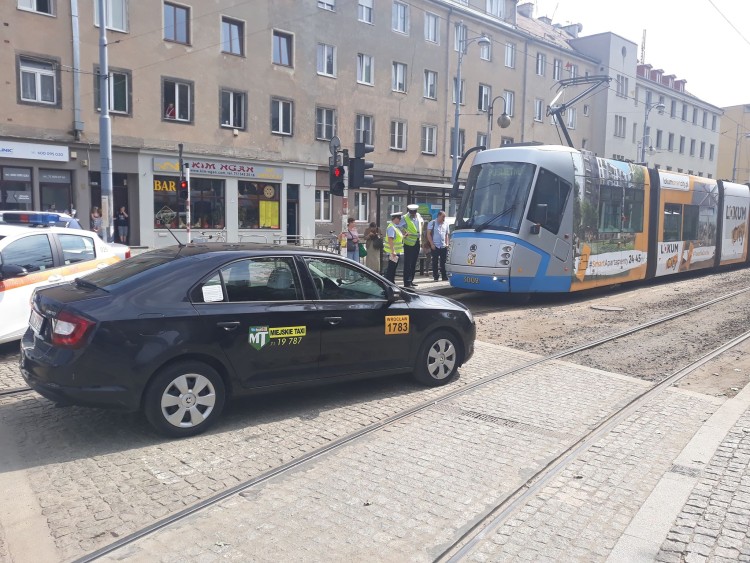 Taksówka zablokowała ruch tramwajów w centrum [ZDJĘCIA], mh