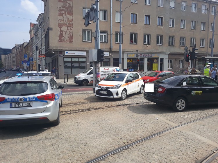 Taksówka zablokowała ruch tramwajów w centrum [ZDJĘCIA], mh