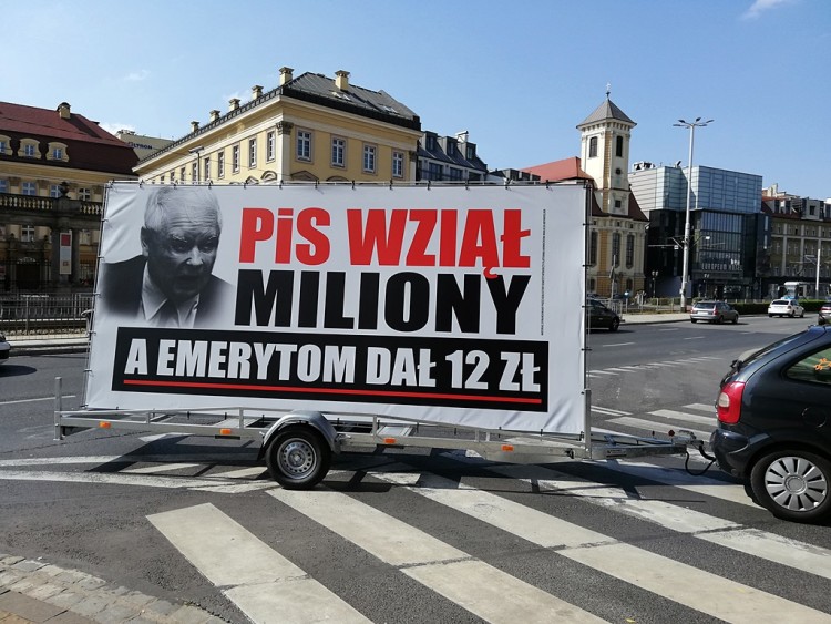 PO znów uderza w PiS. Kolejny „konwój wstydu” wyjeżdża na ulice Dolnego Śląska, Bartosz Senderek
