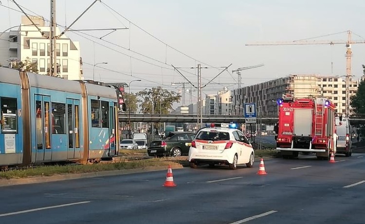 Poranny wypadek na Legnickiej. Samochód wpadł na torowisko [ZDJĘCIA], czytelnik