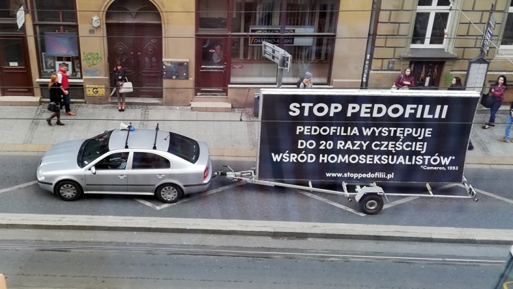 Organizatorzy Wrocławskiego Marszu Równości oburzeni kampanią „Stop Pedofilii”. Zgłosili sprawę do prokuratury, Bartosz Senderek