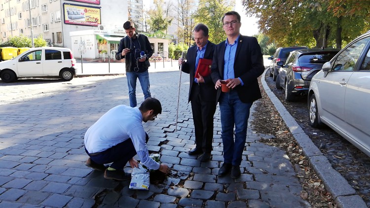 Bezpartyjny Wrocław: Dziury w ulicach są tak duże, że można w nich sadzić kwiaty [WIDEO], Bartosz Senderek