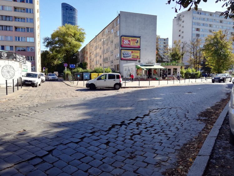 Bezpartyjny Wrocław: Dziury w ulicach są tak duże, że można w nich sadzić kwiaty [WIDEO], Bartosz Senderek
