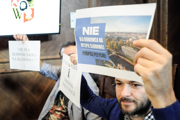 „Ratujmy Wyspę”. Aktywiści protestują na ostatniej sesji rady miejskiej [ZDJĘCIA], Magda Pasiewicz
