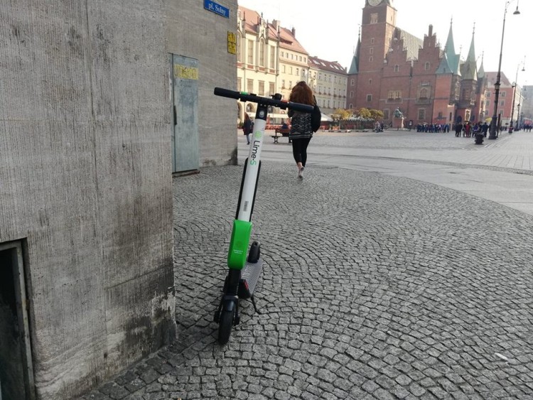 We Wrocławiu można już wypożyczać elektryczne hulajnogi [ZDJĘCIA], bas