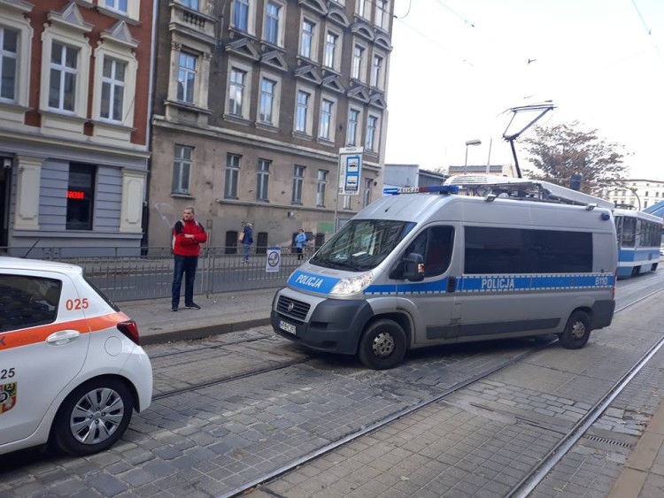 Kobieta wpadła pod tramwaj na Grabiszyńskiej. Jest w bardzo ciężkim stanie [ZDJĘCIA], mih