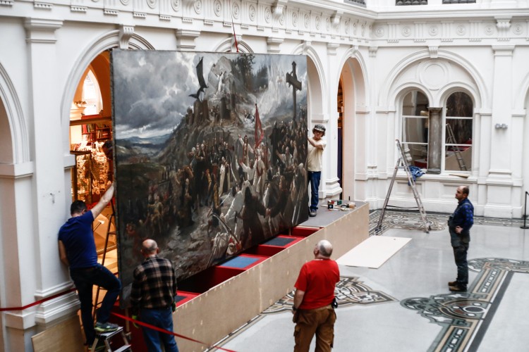 W Muzeum Narodowym trwa montaż wielkoformatowego obrazu „Polonia” Jana Styki [ZDJĘCIA], Magda Pasiewicz