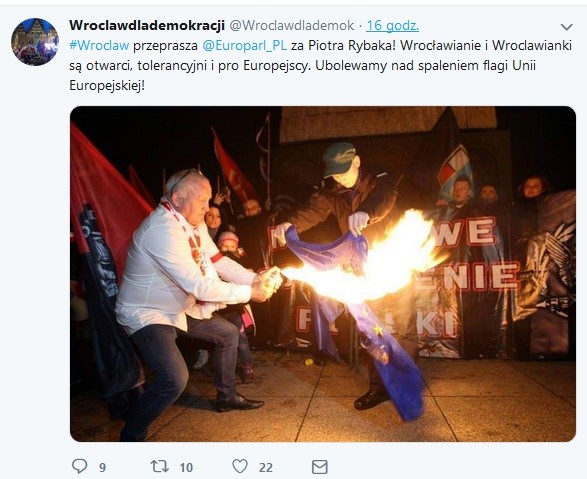 Spalenie flagi UE na wrocławskim marszu to fake news? Zdjęcie udostępniają aktywiści, politycy i media, twitter.com/Wroclawdlademokracji