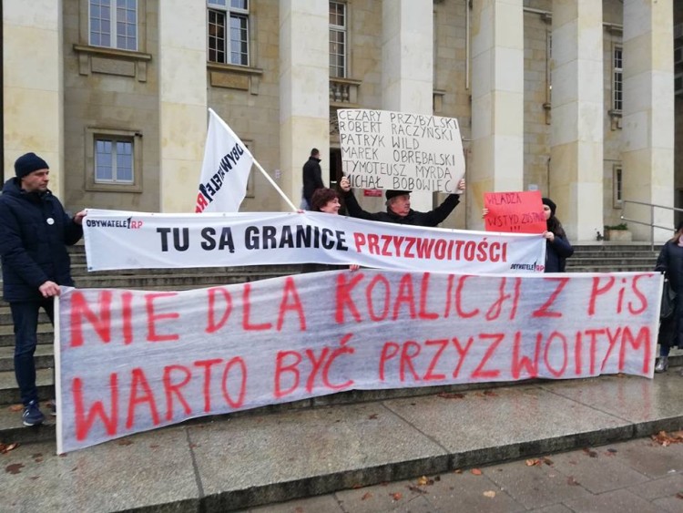 Protest przed pierwszą sesją nowego Sejmiku Wojewódzkiego [ZDJĘCIA, WIDEO], bas