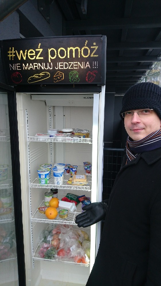 Kolejna społeczna lodówka we Wrocławiu. Stanęła w szczególnym miejscu, mat. organizatora