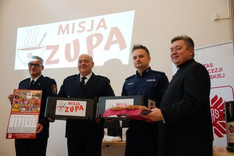 We Wrocławiu rusza „Misja Zupa”. Ciepłe posiłki będą rozdawać policjanci i strażnicy, mat. Caritas Wrocław