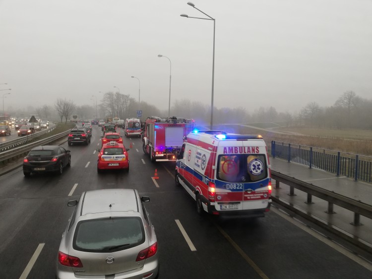Karambol na wyjeździe z Wrocławia. Zderzyło się siedem aut [ZDJĘCIA], ad