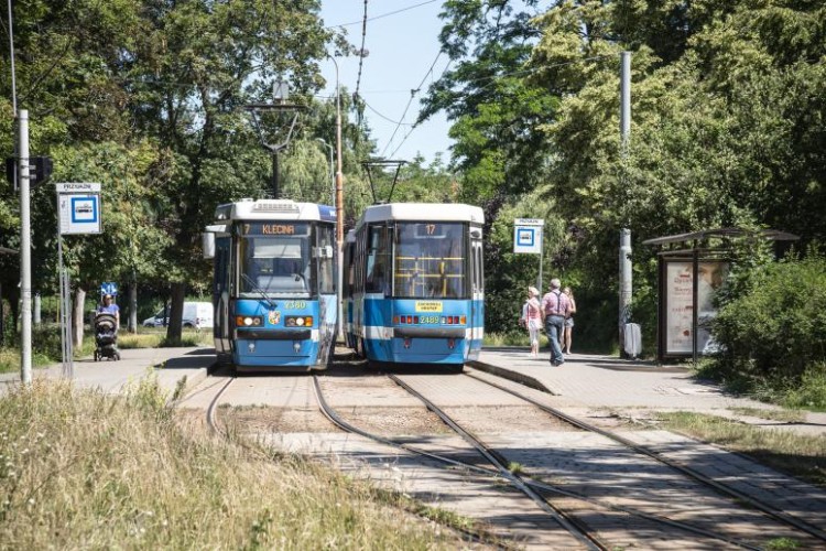 Kolizja samochodu z tramwajem na Poświętnym. Utrudnienia dla kierowców i pasażerów MPK, archiwum