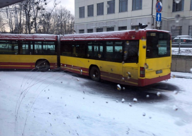Autobus blokuje przejazd pod wiaduktem na Hallera [ZDJĘCIA], Piotr Nippe