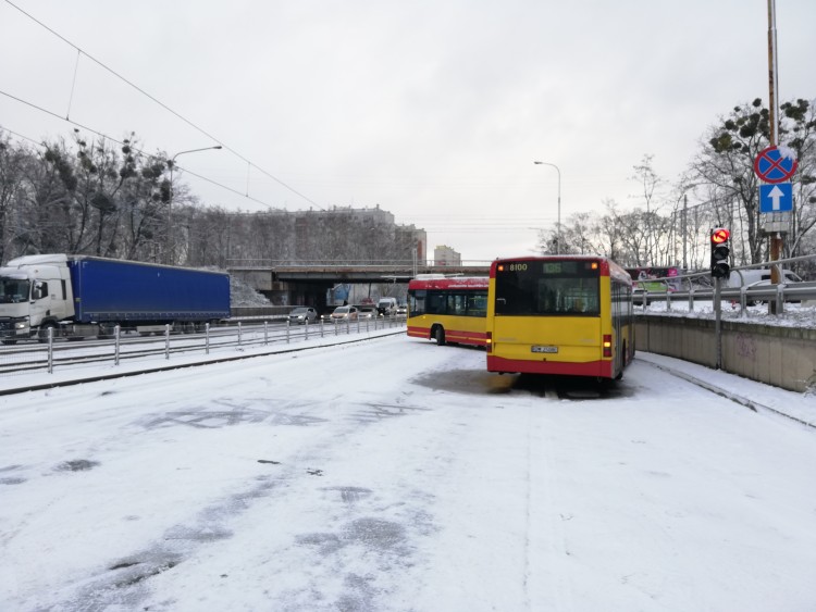 Autobus blokuje przejazd pod wiaduktem na Hallera [ZDJĘCIA], Bartosz Senderek