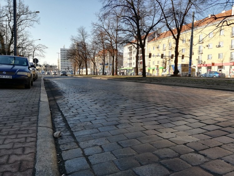 Remonty ulic i nowe linie tramwajowe. Jakie inwestycje obiecuje Jacek Sutryk?, bas
