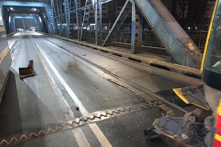 Zderzenie samochodu, autobusu i tramwaju na moście Sikorskiego [ZDJĘCIA], Jan Marcin Radomski