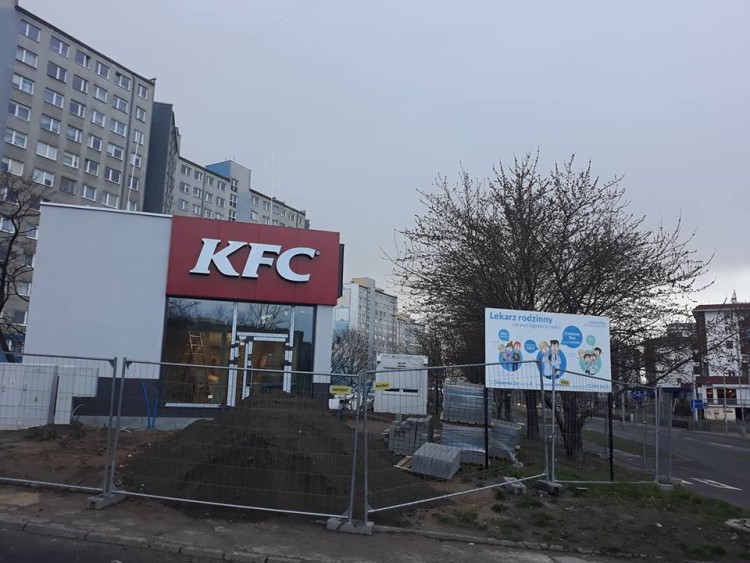 Nowa restauracja KFC we Wrocławiu. Sąsiedzi obawiają się... zapachu [ZDJĘCIA], mih