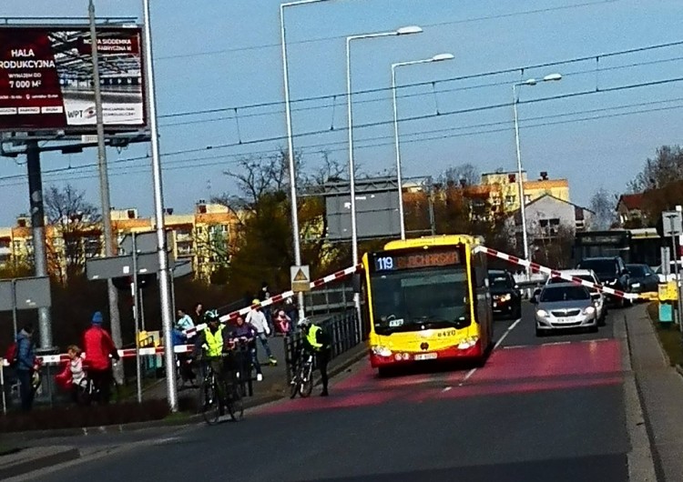 Wrocław: autobus MPK utknął pod zamykającym się szlabanem [ZDJĘCIE], Sergiusz Figiel‎