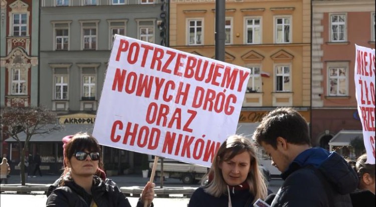 Protest mieszkańców Maślic, seria utrudnień na ulicach i urzędnicy na szkoleniu z dbania o rośliny [PODSUMOWANIE DNIA], 0